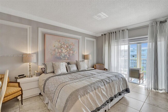 Building Photo - 330 SE 2nd St