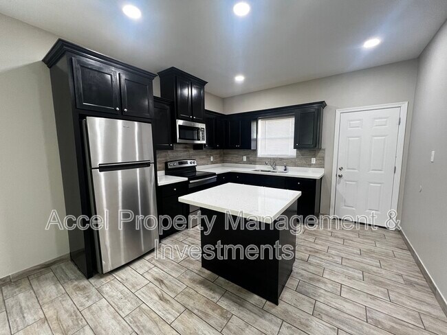 Building Photo - 1327 W Garfield Ave