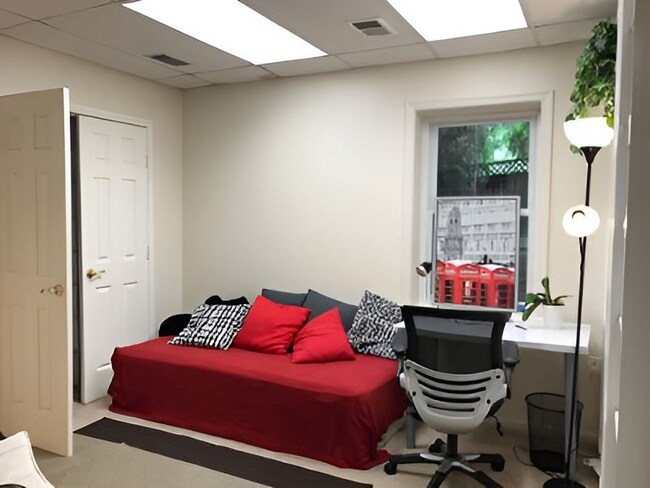 Unit #2 - 5102 Warren Plz NW