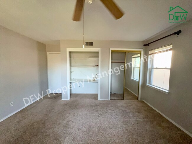 Building Photo - Charming 3-Bedroom Home with Sunroom & Spacious Backyard in Irving!