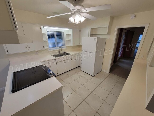 Building Photo - *RENT PROMO* 3+bd 1.5 ba Single Level West...