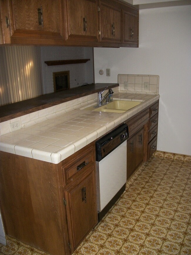 Building Photo - 2 Bedroom Condo