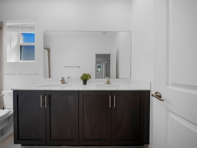 Building Photo - 1411 SE 26th Rd