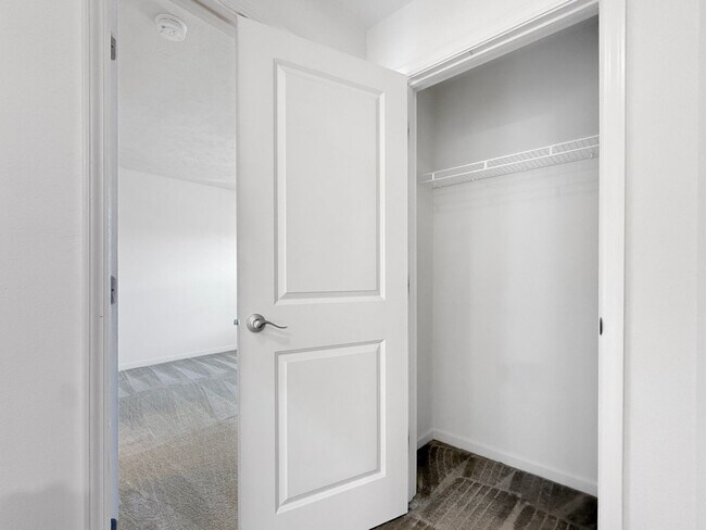 Building Photo - Luxe 1-Bedroom Haven: Serene Lakeside Livi...