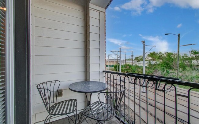 Building Photo - 610 Delano St