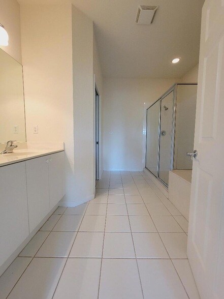 Building Photo - 221 Greenwich Cir