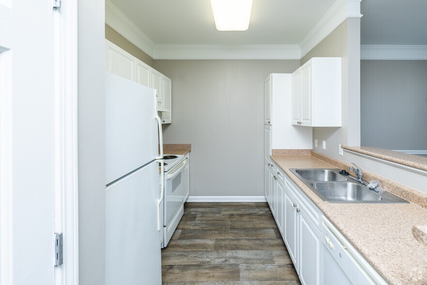 1BR, 1BA - 770SF - Kitchen - The Marlowe