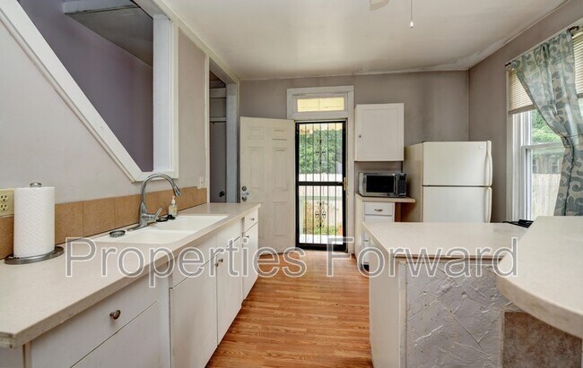 Building Photo - 673 E Sycamore St