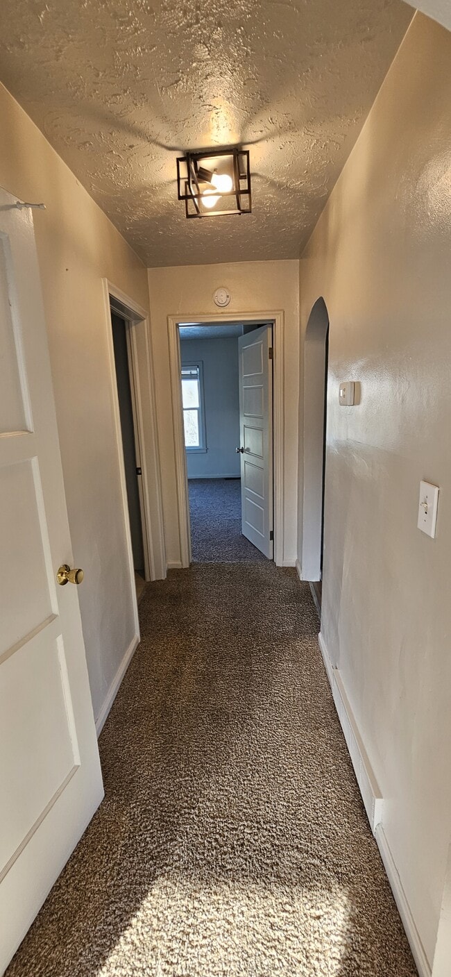 Building Photo - 701 E 200 N