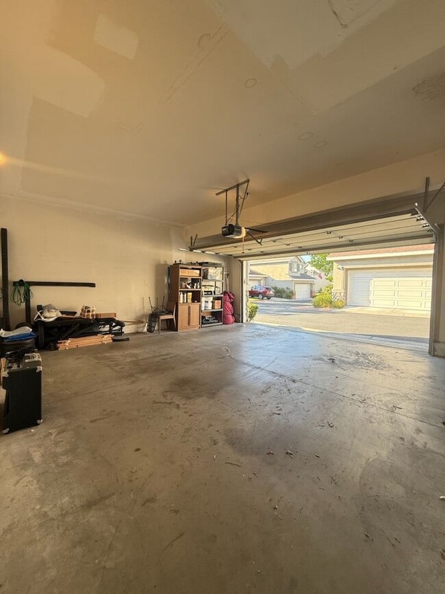 Building Photo - Nicely Renovated Home in Gated Community -...