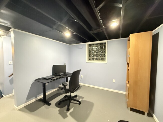 Building Photo - 772 Greenhills Dr