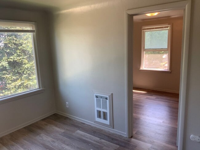 Building Photo - Charming 1-Bedroom Apartment for Rent on Spokane's Lower South Hill - Upstairs Unit with Downtown...