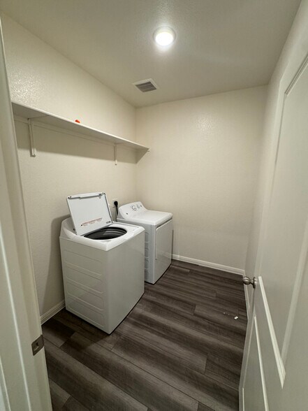 Building Photo - 207 Fox Hvn Rd