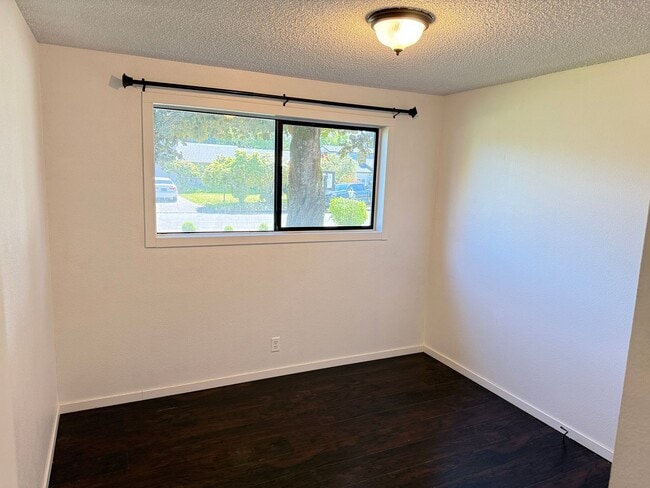 Building Photo - Discover this 3-bedroom 2-bathroom house in a great neighborhood!