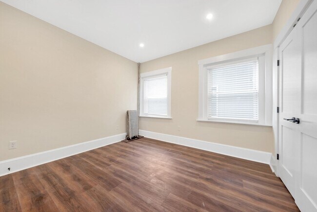 Building Photo - 107 School St