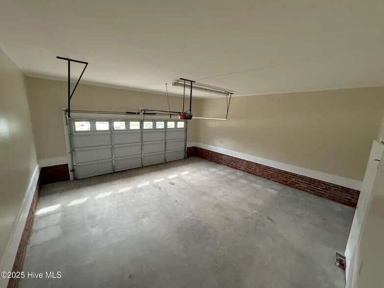 Building Photo - 107 E Baywood Ln