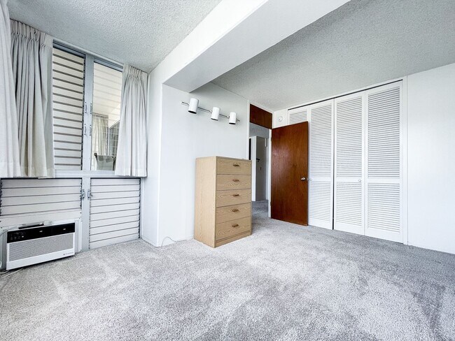 Building Photo - Centrally Located Honolulu Condo with Assigned Parking & A/C