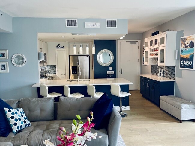 Kitchen & Bar - 603 Davis St