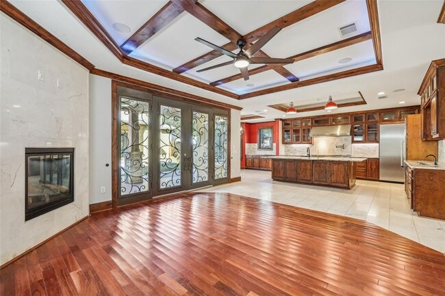 Building Photo - Unique 5 Bedroom Mini-Mansion
