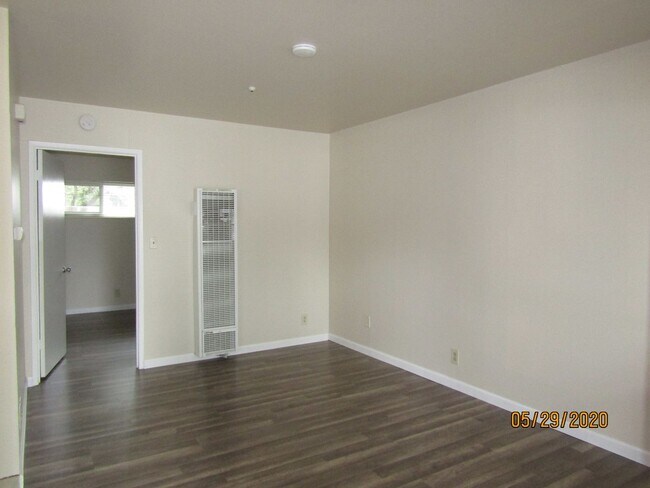 Building Photo - Cozy Updated One Bed One Bath Apartment Ne...