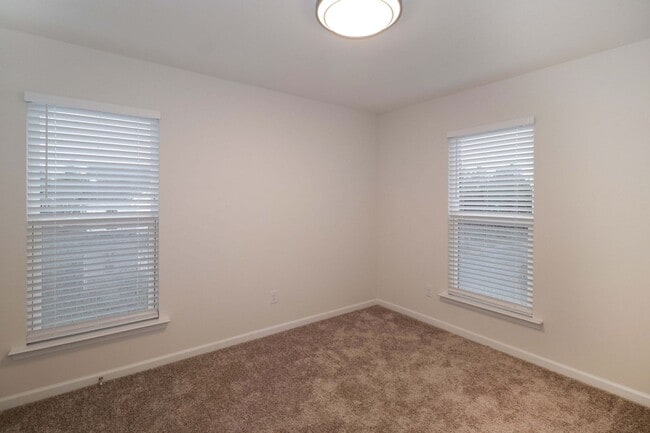 Building Photo - 2 Bedroom / 2.5 Bathroom Townhouse in Concord