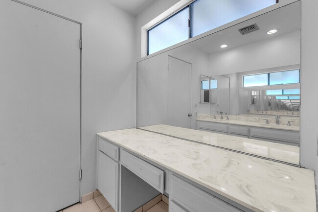 Building Photo - 53780 Avenida Diaz