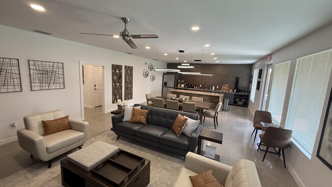 Building Photo - 601 Sapphire Ave