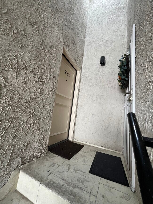 Building Photo - 15946 Vanowen St