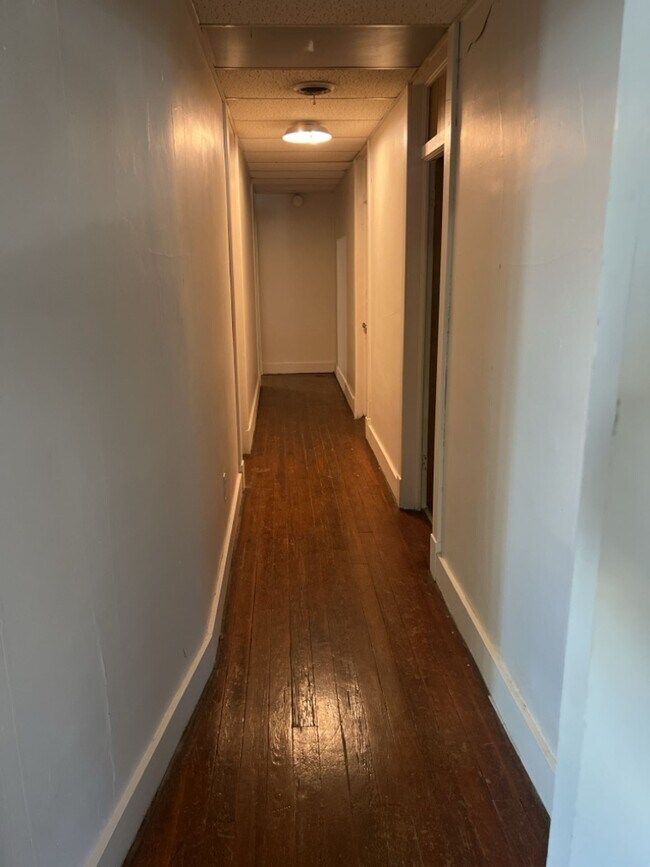 Building Photo - 736 1/2 Massachusetts St