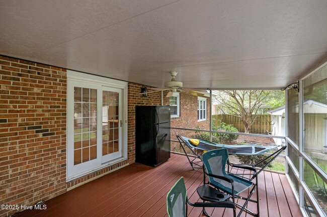 Building Photo - 327 Plantation Dr