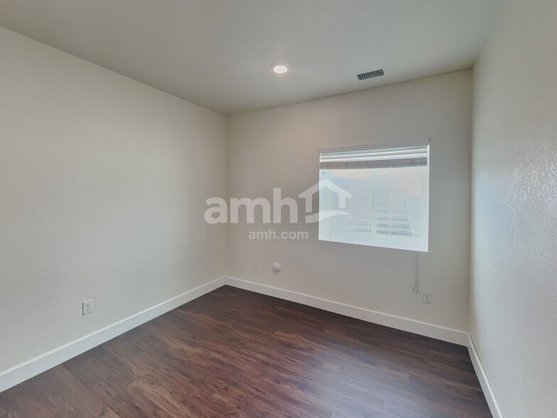 Building Photo - 14891 W 82nd Ave