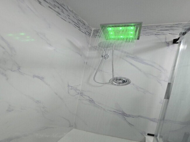 Building Photo - 2909 Middle River Dr