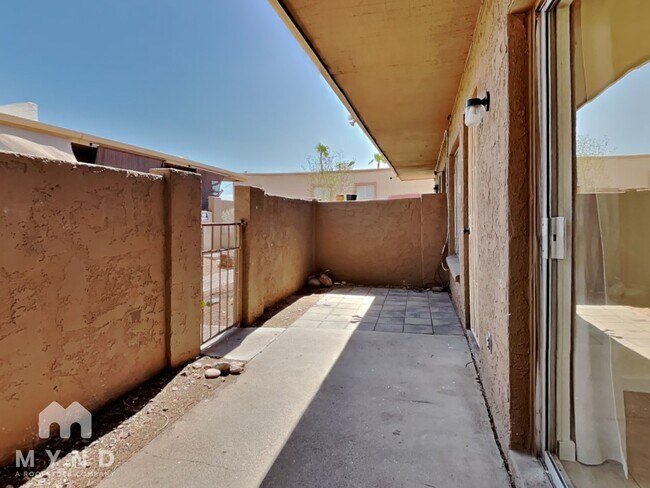 Building Photo - 925 W Peoria Ave