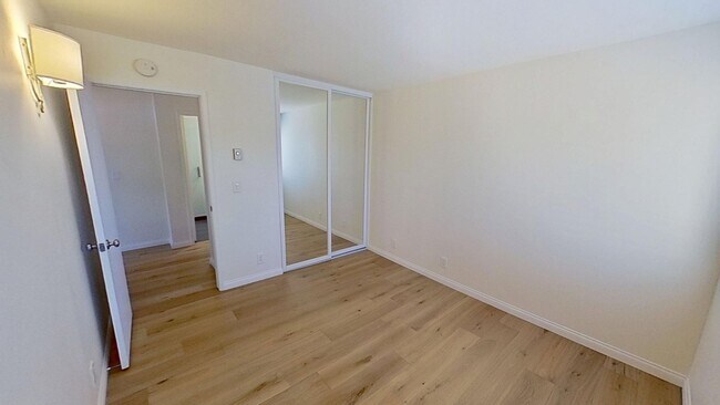 Building Photo - Spacious 3 bed / 3 bath in the More Mesa area