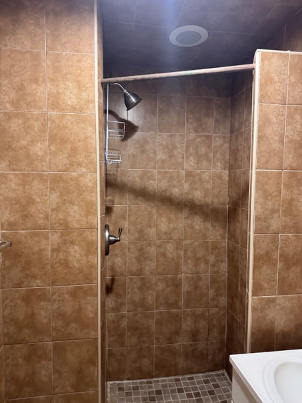 Building Photo - 180 180th St