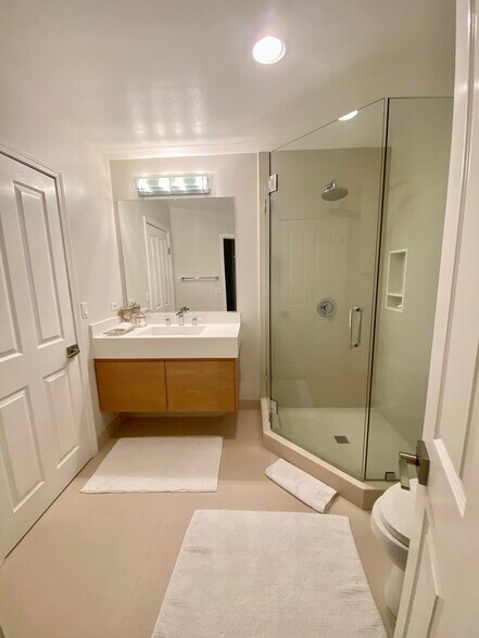 Building Photo - 6481 Zuma View Pl