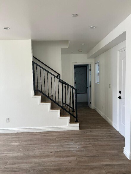 Building Photo - 10224 La Reina Ave