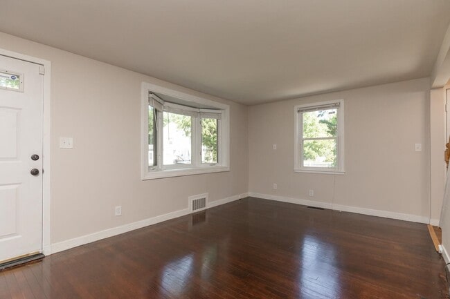 Building Photo - 400 Colonial Dr
