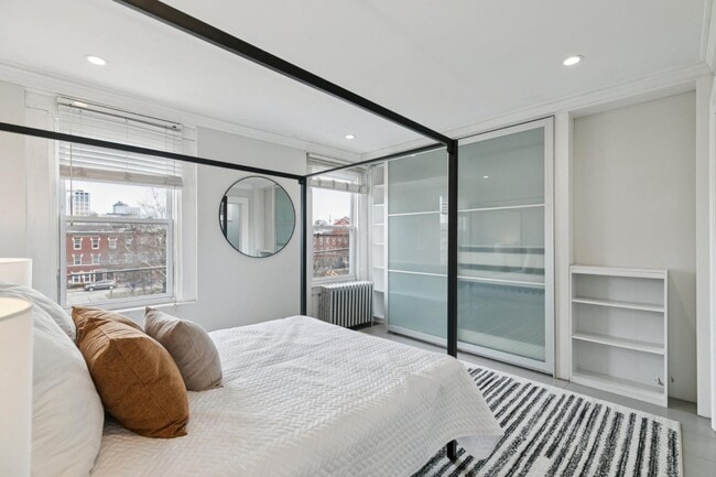 Building Photo - 1228 Catharine St