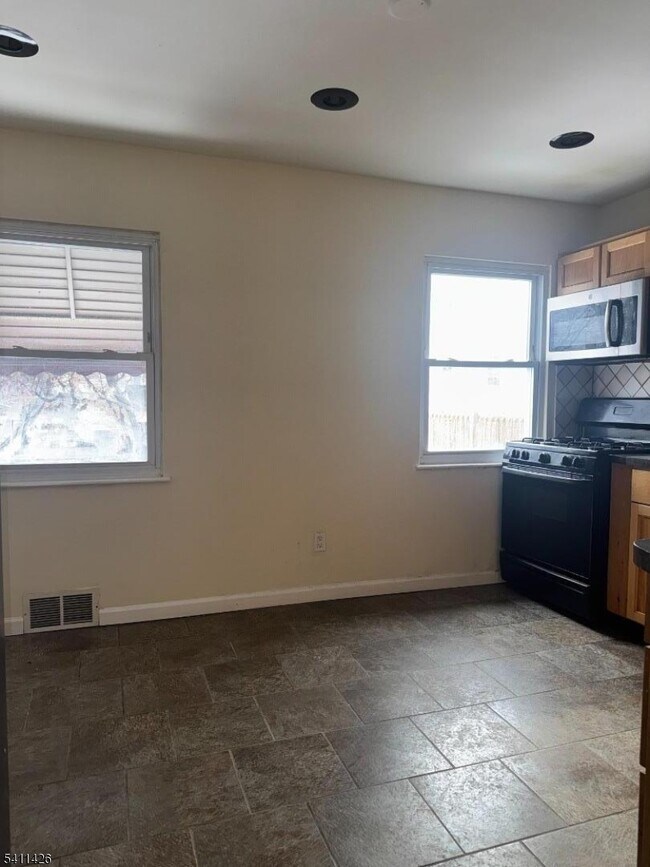 Building Photo - 128 Lincoln St