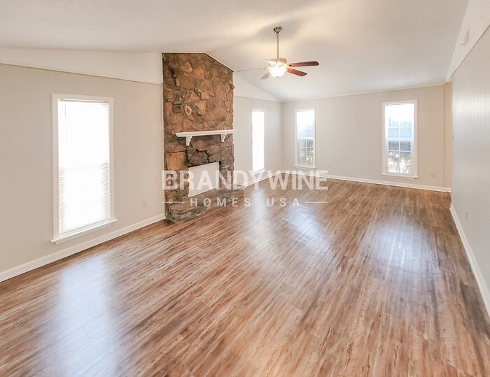 Building Photo - 6395 Golden Park Dr