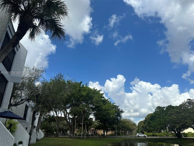 Building Photo - 200 Lakeview Dr