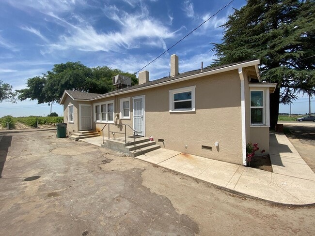 Building Photo - 3 br, 1 bath House - 8227 E. Floral Ave