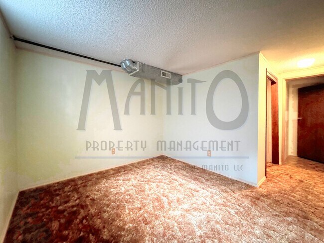 Building Photo - Entertainers Dream Home