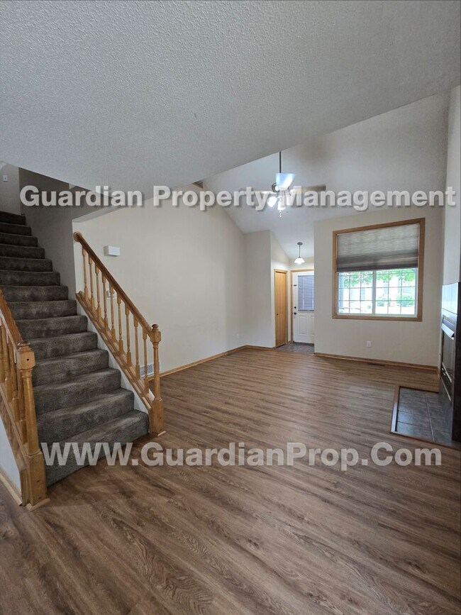 Building Photo - Plymouth Town Home, loft and private patio, master walk-in closet, Available Now!