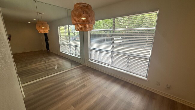 Building Photo - Gorgeous Condo nestled right on Lady Bird Lake!