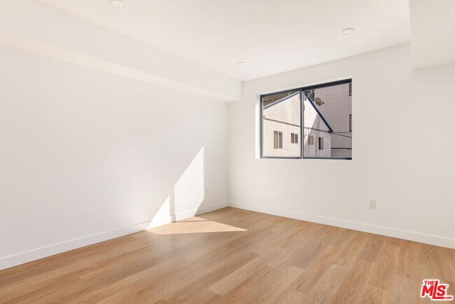 Building Photo - 2361 Fox Hills Dr