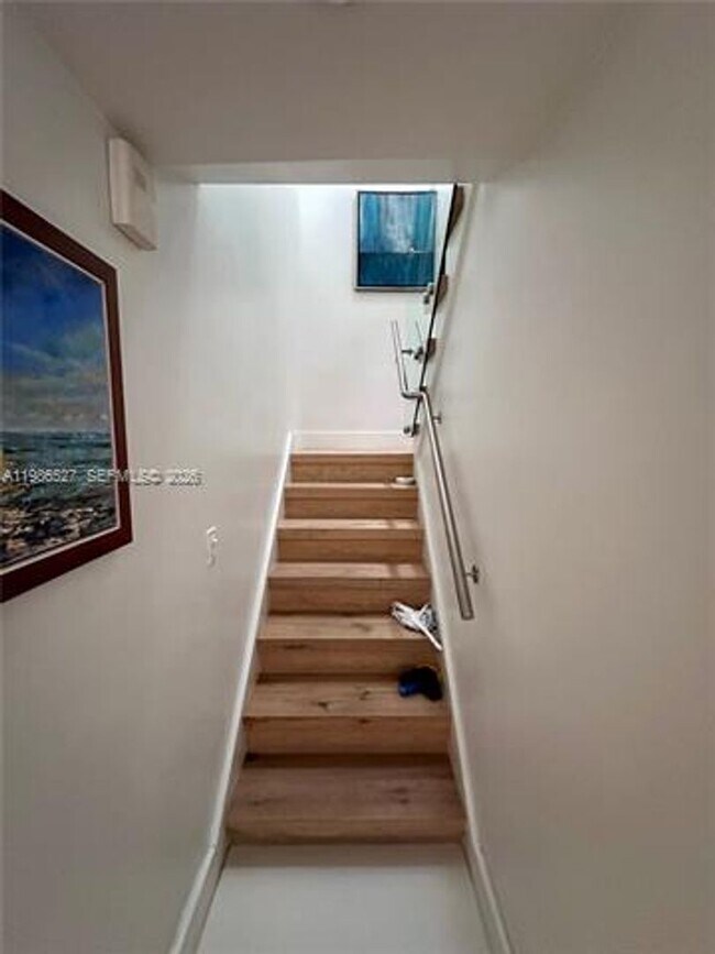 Building Photo - 166 Harbor Dr