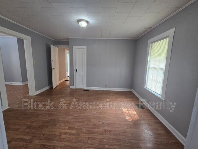 Building Photo - 909 Gaines Ave