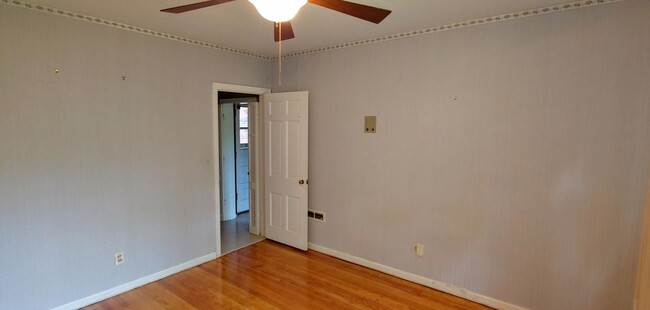 Building Photo - Large brick home, 3 fireplaces, Raytown sc...